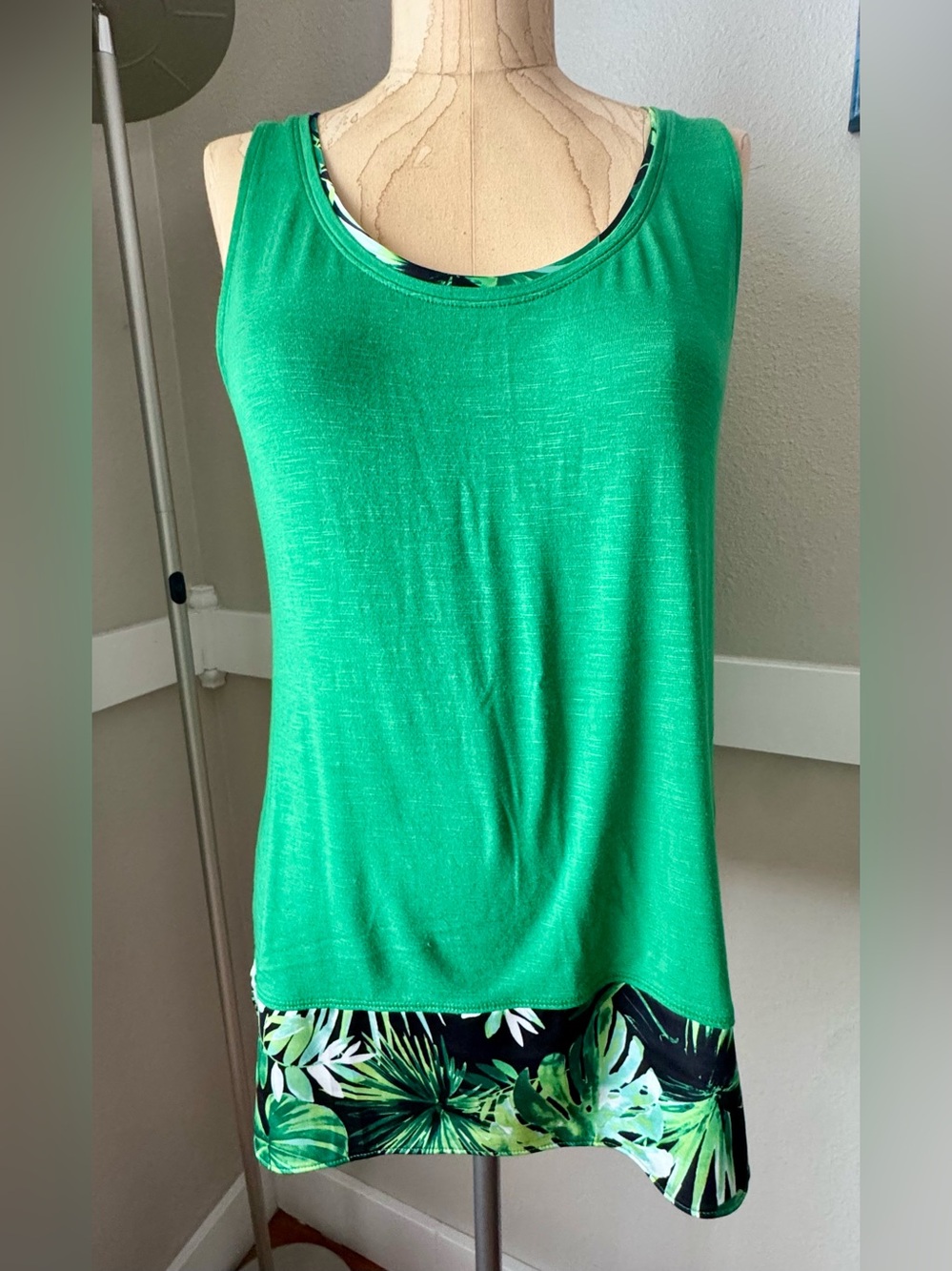 White House Black Market Sleeveless Green Tank with Tropical Hem, Size Small